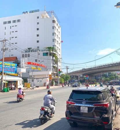 Vị trí kinh doanh sầm uất - Nhà 2 lầu mặt tiền Nguyễn Thị Thập, Quận 7